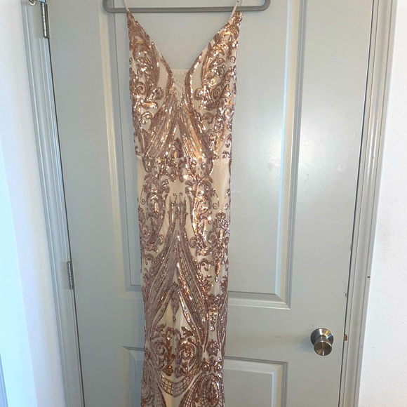 Woman’s Dress! Can be worn for multiple occasions! - Picture 2 of 3